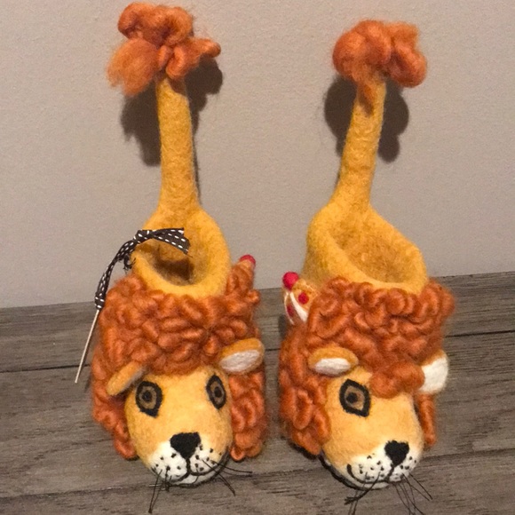 New Sew Heart Felt Lion Slippers for baby - Picture 4 of 7